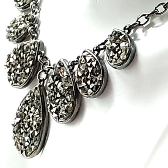 Charming Charlie Black Stone Bib Necklace On Black Gunmetal Chain - Picture 8 of 13